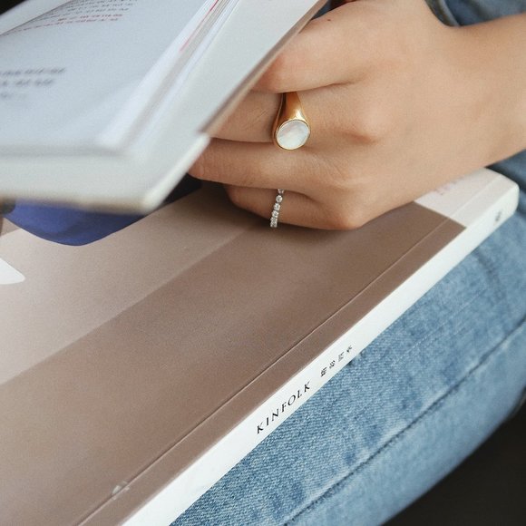 NEW 18K Gold Plated Mother of Pearl Round Signet Ring - Picture 4 of 6